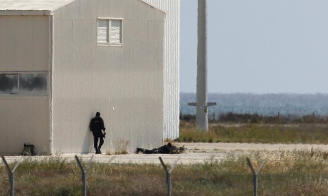 
Lính bắn tỉa của cảnh sát CH Síp được nhìn thấy tại sân bay Larnaca. (Ảnh: STR/AFP/Getty Images)
