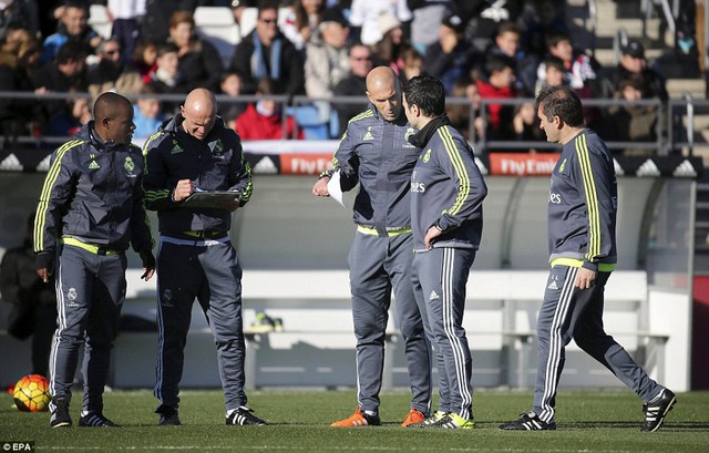 
Zidane tích cực trao đổi với các trợ lý.
