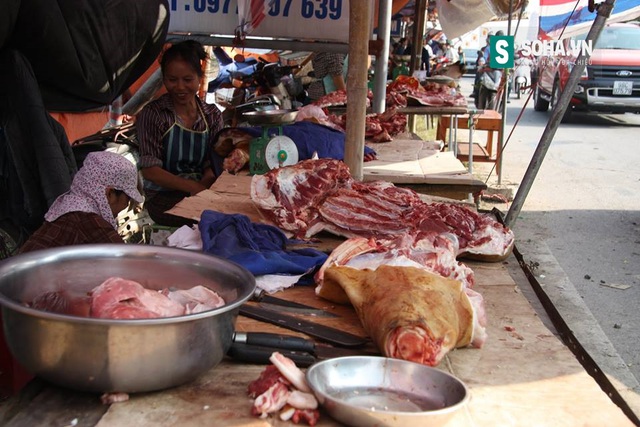 
Sở dĩ ở chợ Viềng xuân bán rất nhiều thịt bò thui vì nó đã đi vào tâm thức dân gian là món lễ vật đầu năm cúng thánh mẫu Liễu Hạnh.
