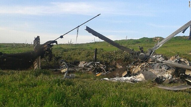 
Xác một chiếc trực thăng Azerbaijan bị bắn rơi trong giao tranh hôm 2/4. Ảnh: AP
