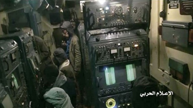 
Bên trong cabin điều khiển của đài radar hỏa lực SNR-75 thuộc hệ thống SA-2
