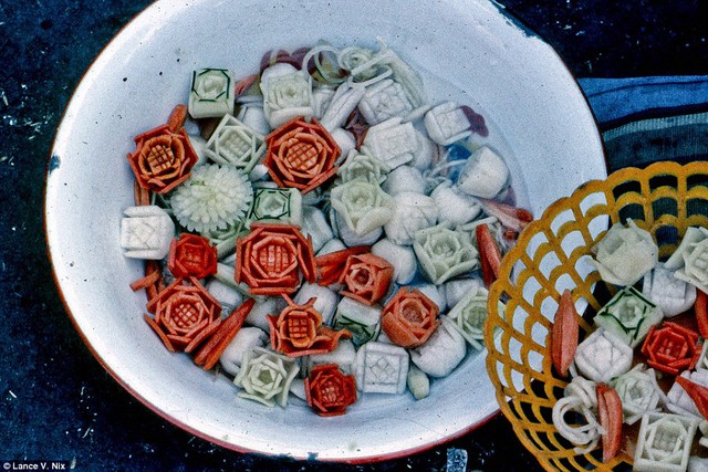 
Rảu củ được tỉa thành nhiều hình hoa đẹp mắt để phục vụ tết nguyên đán 1969.
