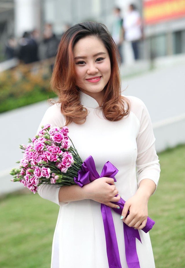Nữ sinh Nguyễn Ngọc Phương Thảo ( lớp 12 Trung) chia sẻ, tà áo dài trắng luôn là biểu tượng của một thời đến trường với nhiều kỉ niệm và cũng là hình ảnh mang dấu ấn của sự trưởng thành.