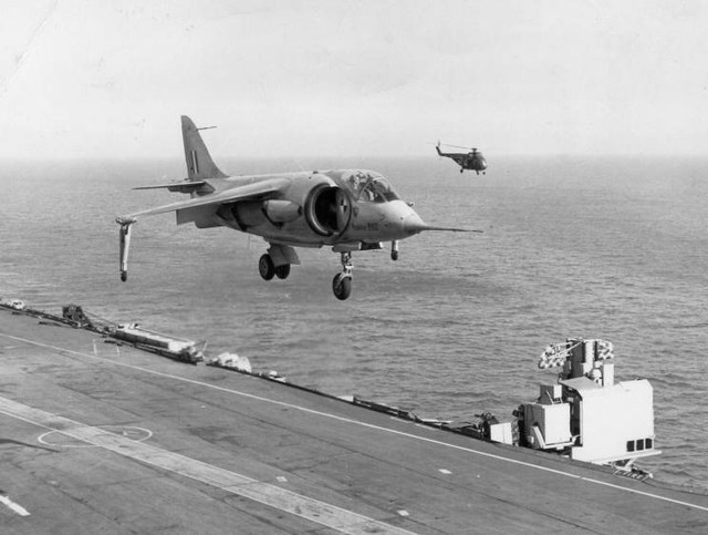 
Nguyên mẫu XP831 trình diễn khả năng hạ cánh trên tàu sân bay HMS Ark Royal (lớp Audacious) vào ngày 8/2/1963
