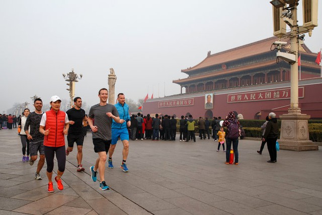 
Mark Zuckerberg cùng các cộng sự chạy bộ tại Thiên An Môn. Ảnh: AFP/Getty
