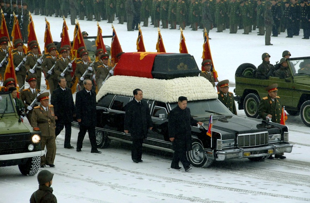 
Ông Kim Jong Un (đi đầu bên phải xe tang) tại lễ quốc tang lãnh đạo Kim Jong Il.
