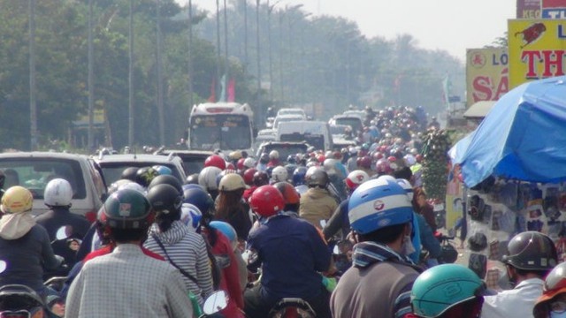 Nhiều đoạn quốc lộ 60, tỉnh Bến Tre cũng bị kẹt xe nghiêm trọng trong buổi sáng mùng 2 tết.