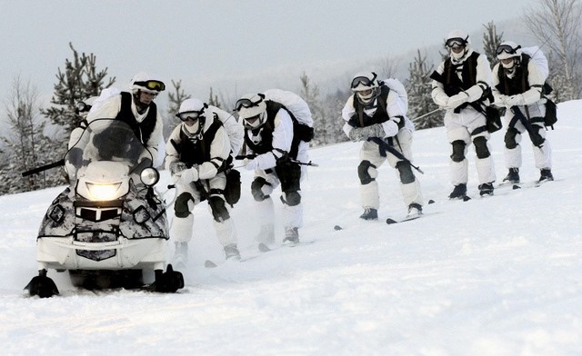 
Xe trượt tuyết vũ trang dùng cho vùng Bắc Cực
