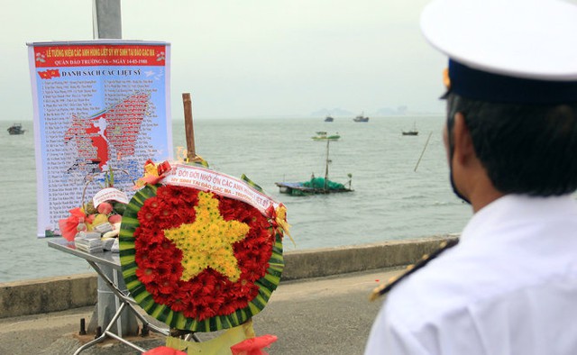 
Ngày 14-3, những người đồng đội lại hướng về biển để nhớ về 64 Anh hùng liệt sĩ nằm lại biển khơi để bảo vệ biển đảo Tổ Quốc - Ảnh: TRƯỜNG TRUNG
