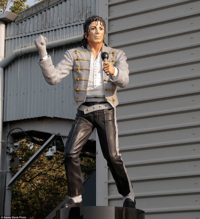 
Tượng ca sĩ Michael Jackson tại bảo tàng bóng đá quốc gia Anh ở Manchester.
