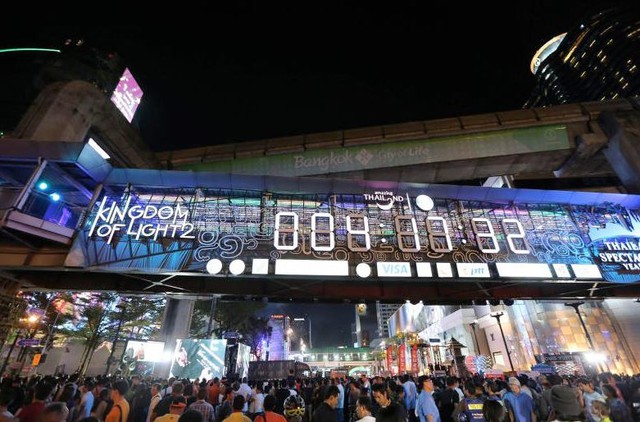 
Mối đe dọa khủng bố không làm đường phố Bangkok bớt đông đúc trong đêm giao thừa
