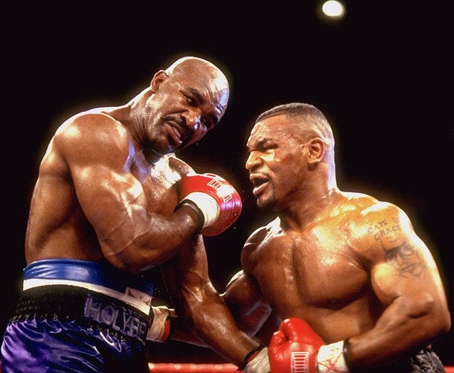 Holyfield từng 2 lần khiến Mike Tyson phải ôm hận.