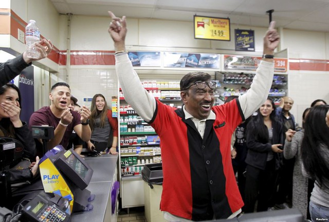 Nhân viên bán vé M. Faroqui ăn mừng sau khi biết người mua vé số tại cửa hàng của mình ở bang California đã trúng giải độc đắc Powerball.