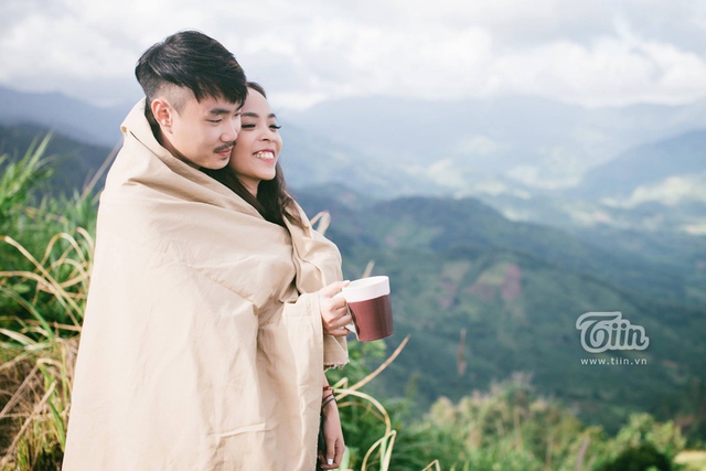 
Với sự trợ sức của nhiếp ảnh, cặp đôi đã nghĩ ra ý tưởng hài hước là mang chăn lên vùng núi ở Đà Lạt để chụp ảnh cưới. Với đạo cụ là chiếc chăn mỏng, cặp đôi tận dụng làm khăn choàng, thảm lót nền khiến người xem không thể nhịn cười.
