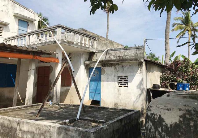 Ống dẫn nước mưa từ mái nhà xuống bể của người dân đảo Bé