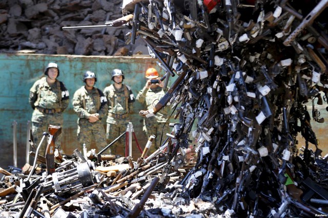 Vũ khí thu giữ bị phá hủy tại một xưởng nung kim loại ở Santiago, Chile.