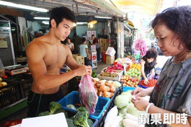 Wang Xianghong - anh chàng đẹp trai bán rau ngoài chợ