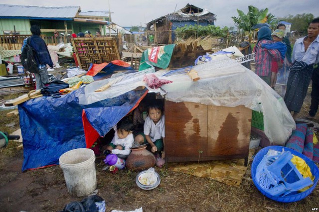 
Trẻ em ngồi gần ngôi nhà chúng bị phá bỏ trong chương trình giải tỏa khu ổ chuột ở ngoại ô thành phố Yangon, Myanmar.
