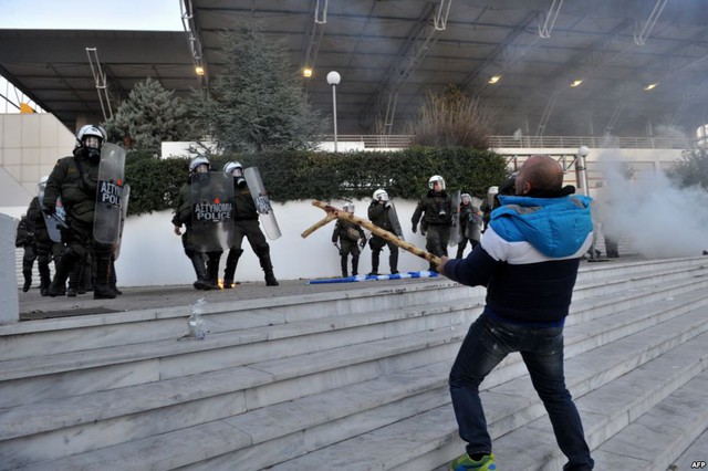 Nông dân đụng độ với cảnh sát chống bạo động trong cuộc biểu tình ở Thessaloniki, Pháp.