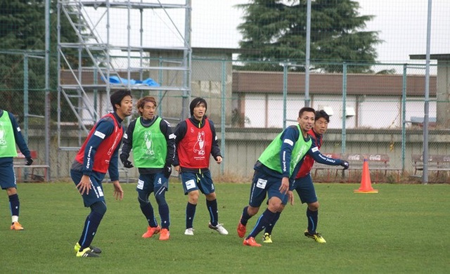 
Tuấn Anh (áo đỏ, giữa) được xếp đá tiền vệ kiến thiết lùi ở Yokohama FC.
