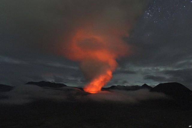 Dung nham phun trào từ núi lửa Bromo ở Ngadisari, Đông Java, Indonesia.