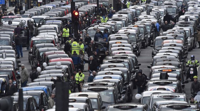 Tài xế lái xe taxi biểu tình phản đối dịch vụ Uber ở London, Anh.