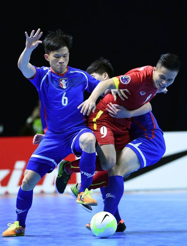 
Ở trận đầu, Việt Nam vất vả vượt qua Đài Loan (Trung Quốc, áo xanh) với tỷ số 5-4.
