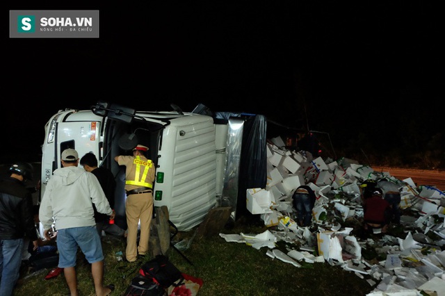 CSGT có mặt giải quyết vụ tai nạn cùng người dân thôn Đại La