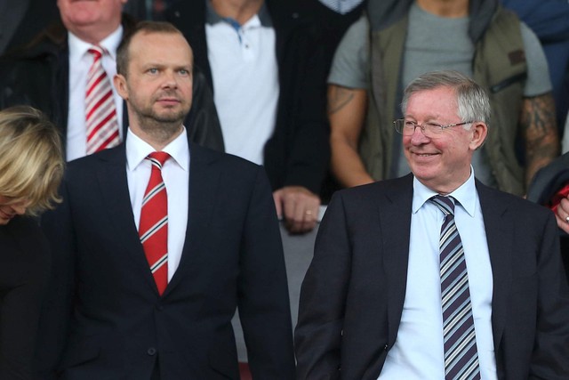 
Phó chủ tịch Man United, Ed Woodward muốn Mourinho lên thay Van Gaal, trong khi Sir Alex lại muốn trao cơ hội cho Ryan Giggs.
