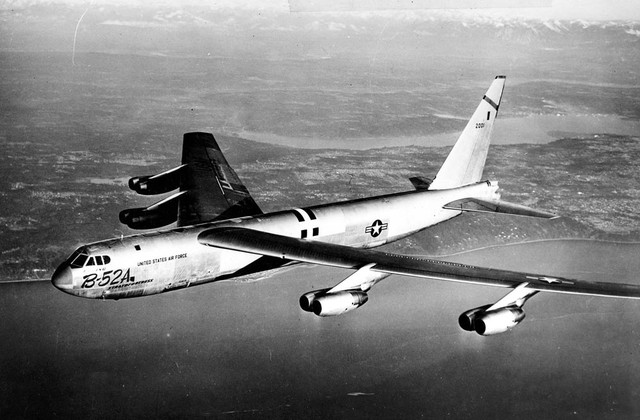 
B-52 được thiết kế để mang vũ khí hạt nhân, làm nhiệm vụ răn đe trong Chiến tranh Lạnh, nhưng khi chiến đấu nó chỉ mang bom và vũ khí thông thường.
