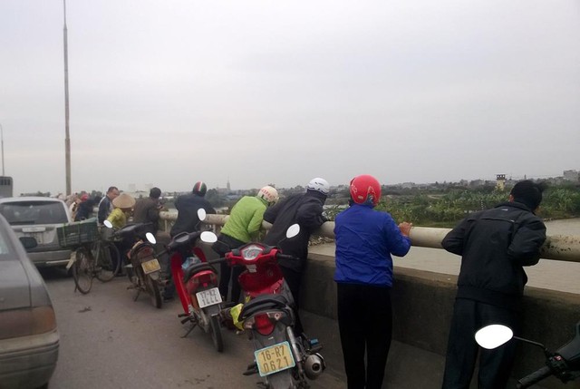 Nhiều người dân tập trung trên cầu Phú Lương theo dõi lực lượng chức năng đưa thi thể nạn nhân lên bờ.