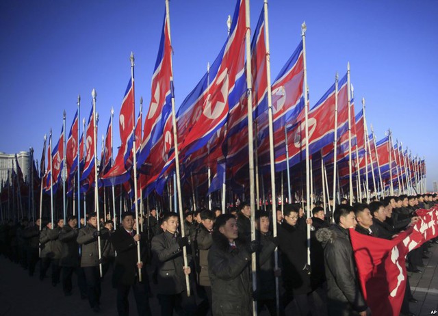 Người dân Triều Tiên diễu hành trên quảng trường Kim Il Sung ở thành phố Bình Nhưỡng để thể hiện sự trung thành với nhà nước.