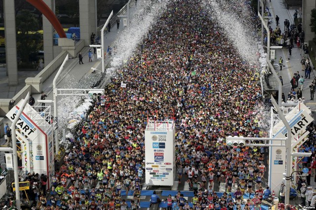 Hàng nghìn người tham gia cuộc thi chạy Tokyo Marathon 2016 ở thành phố Tokyo, Nhật Bản.