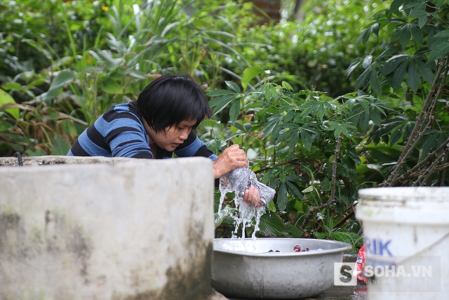 
Chị Liên thì vừa vò quần áo, vừa chửi thầm. Chỉ chửi liên tục hàng giờ đồng hồ những câu không đầu không cuối và luôn nói: Tôi không bị điên đâu
