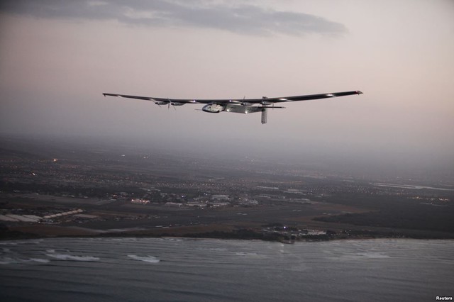 Phi công Markus Scherdel điều khiển máy bay chạy bằng năng lượng mặt trời Solar Impulse 2 bay doc bờ biển Oahu ở Hawaii.