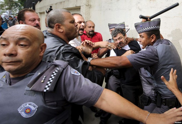 Những người ủng hộ cựu Tổng thống Brazil Luiz Inacio Lula da Silva đụng độ với cảnh sát trong cuộc biểu tình tại thành phố Sao Bernardo do Campo.