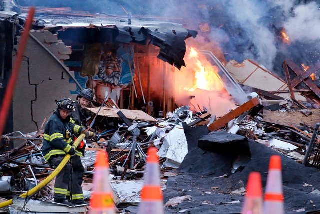 Lính cứu hỏa cố gắng dập tắt đám cháy sau một vụ nổ ở thành phố Seattle, Mỹ.
