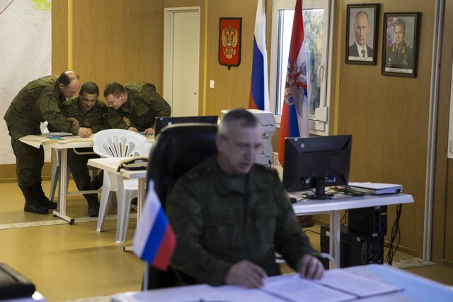 
Các sĩ quan Nga đang bàn bạc chiến lược tại một căn cứ quân sự ở Syria
