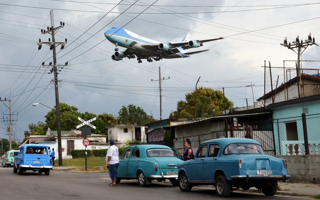 Người dân địa phương nhìn chuyên cơ chở Tổng thống Mỹ Barack Obama chuẩn bị hạ cánh xuống sân bay Jose Marti ở Havana, Cuba.