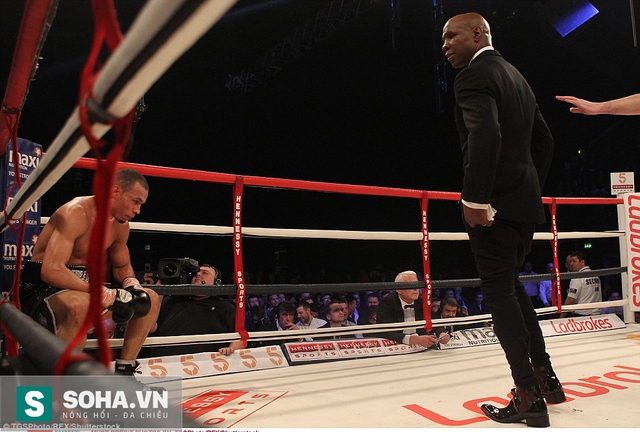 Chris Eubank chỉ đạo con trai không đánh vào mặt đối thủ.