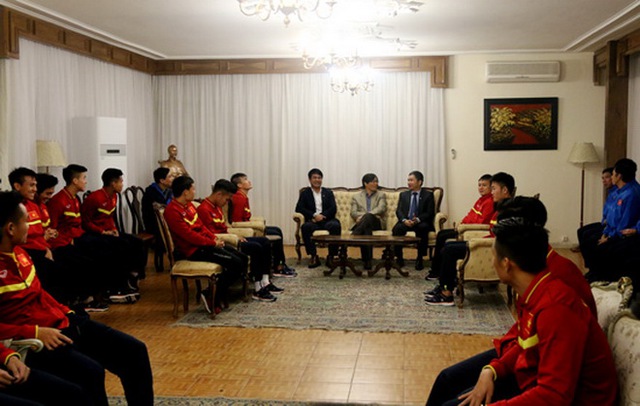 Đại sứ Nguyễn Hồng Thạch (áo sáng) gặp mặt các thành viên đội tuyển Việt Nam. Ảnh: Nhật Đoàn/VFF