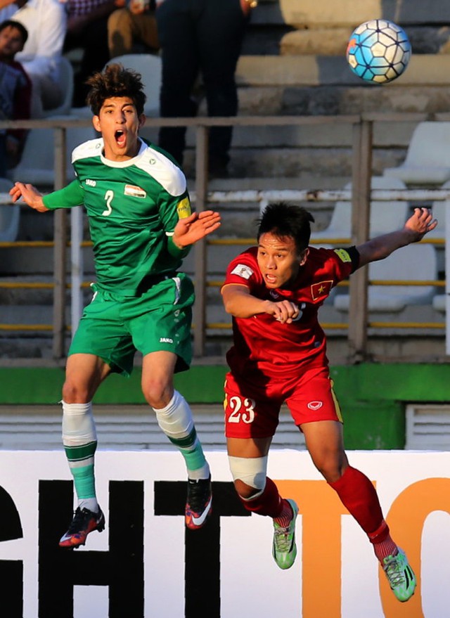 Hậu vệ biên Đình Hoàng (phải) trong pha tranh chấp với Dhurgham Ismael trận VN thua Iraq 0-1 - Ảnh: AFP