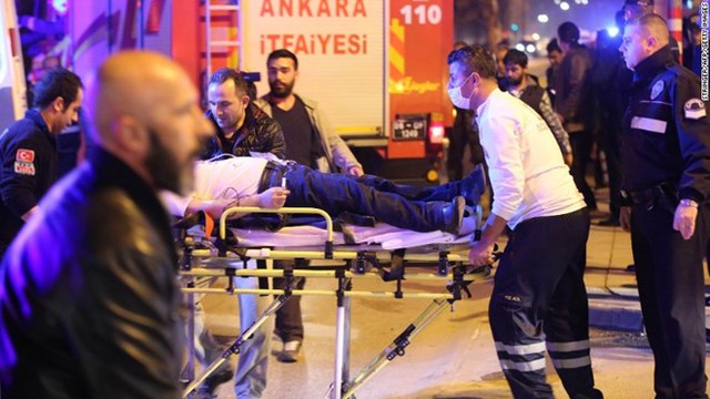 Cấp cứu người bị thương tại hiện trường vụ đánh bom. (Nguồn: AFP)