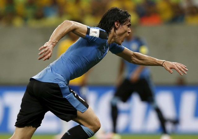 
Cavani ăn mừng bàn thắng rút ngắn tỉ số xuống 1-2. Ảnh: Reuters
