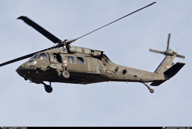 
Loạt trực thăng Black Hawk có thể thực hiện nhiều kiểu nhiệm vụ, gồm cả vận tải chiến thuật với lính, thiết bị chiến tranh điện tử, và giải cứu đường không. 
