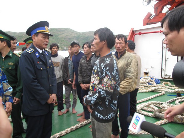 
Lãnh đạo Bộ tư lệnh Vùng cảnh sát biển 2 thăm hỏi các ngư dân gặp nạn - Ảnh: N.TRẦN
