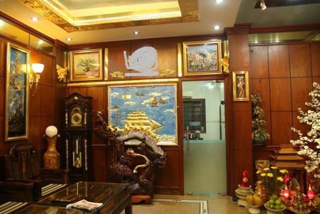 Một góc phòng khách của căn biệt thự mạ vàng cao 3 tầng, rộng chừng 200m2 của một đại gia ở Hà Nội. (Ảnh: Khôi Nguyên)