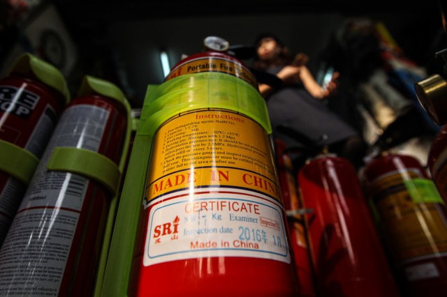 
Các loại bình chữa cháy có xuất xứ từ Trung Quốc nên nhiều người dân cảm thấy khá lo lắng khi mua - Ảnh Nguyễn Khánh
