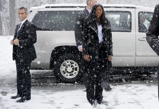 Các mật vụ đứng trong tuyết để bảo vệ ứng viên Bernie Sanders tại bang New Hampshire ngày 5/2/2016.