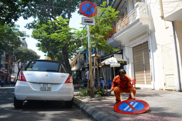 Sáng 17/2, biển báo cấm đậu xe ngày chẵn, lẻ trên đường Lê Thị Hồng Gấm đã được thay bằng biển báo cấm dừng và đỗ xe với ô tô từ 9 chỗ trở lên. Ảnh: Đỗ Loan 